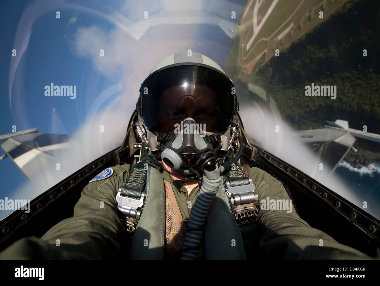 Cockpit oxygen mask -Fotos und -Bildmaterial in hoher Auflösung – Alamy