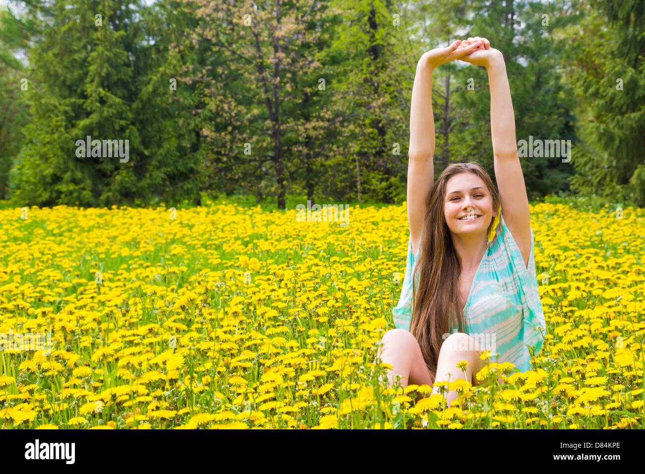 fröhliches junges Mädchen Frau Sommer schönen Natur Stockfoto