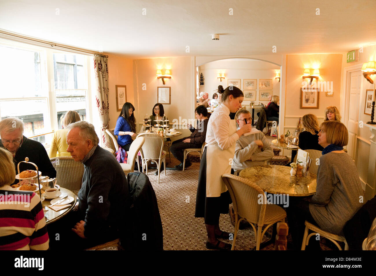 Engländer mit Nachmittagstee, wenig Bettys Cafe Tee Zimmer, Stonegate, York Yorkshire UK Stockfoto