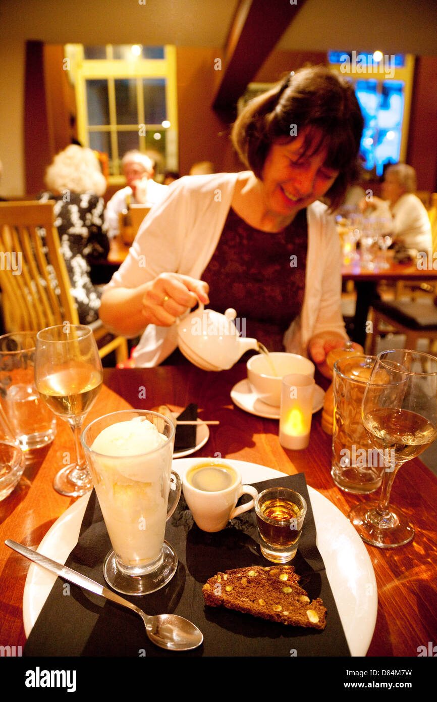 Eine Frau genießen Kaffee Tee und Dessert-Kurs in ihrer Mahlzeit, Ate Uhr Restaurant York Yorkshire UK Stockfoto