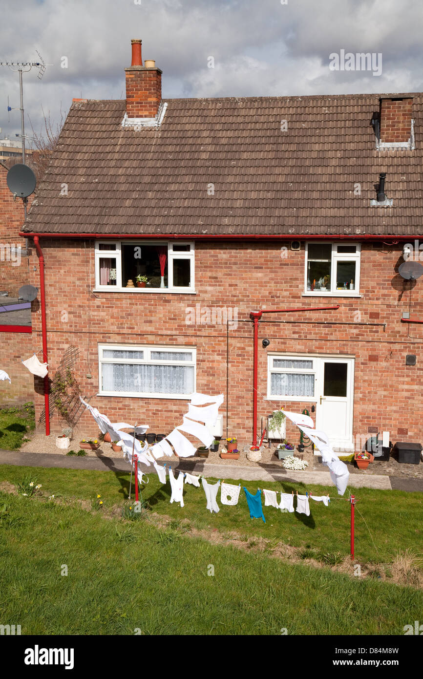 Waschen, Trocknen auf eine Wäscheleine im Garten hinter dem Haus von Doppelhaus Häuser, York, Yorkshire UK Stockfoto