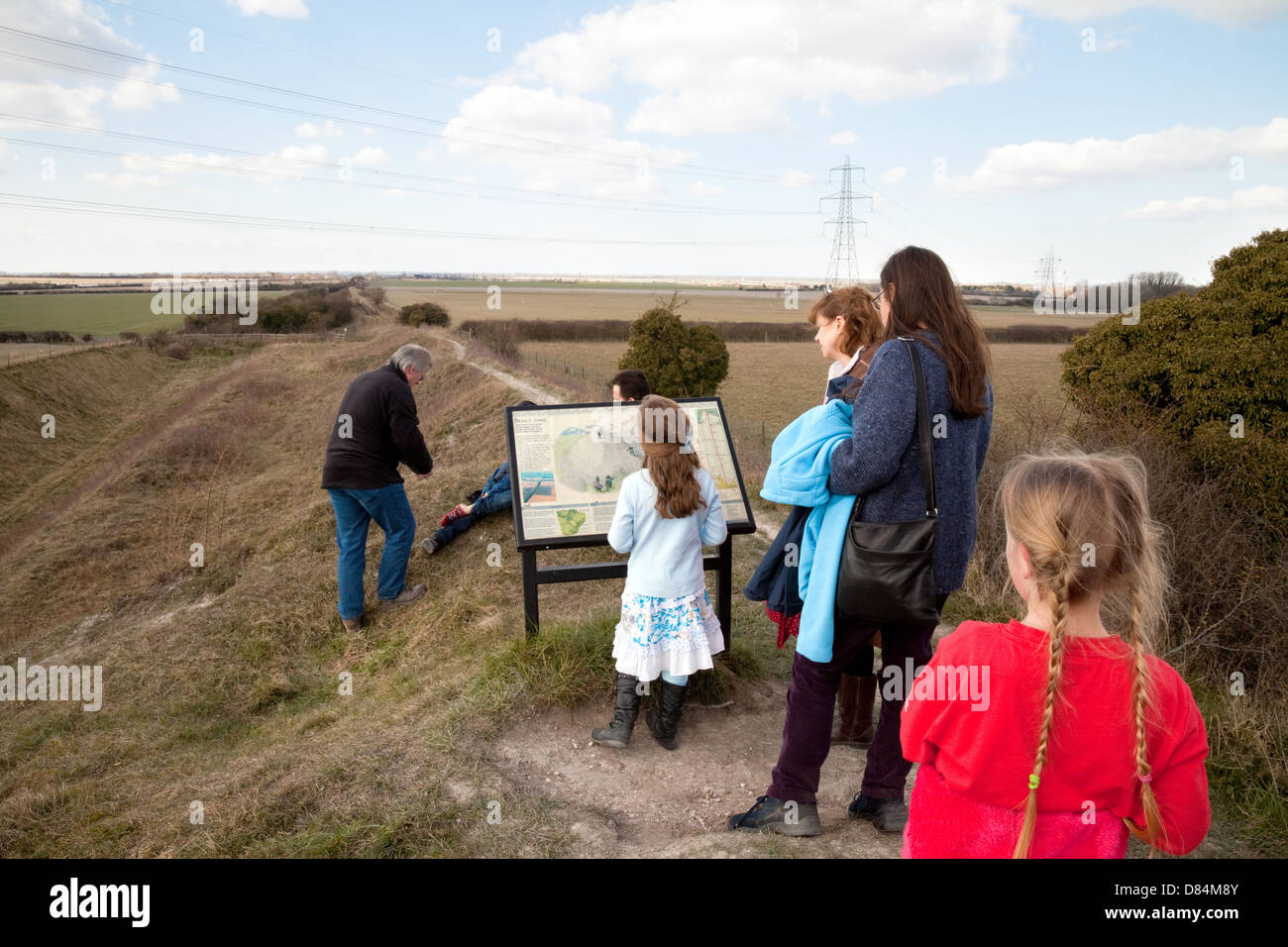 Eine Familie, die zu Fuß auf Devils Dyke, einem alten 6. Jahrhundert Anglo sächsischen Erdarbeiten East Cambridgeshire UK Stockfoto