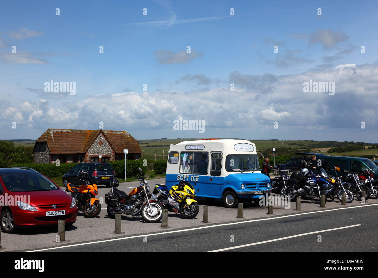 Ice Cream van, Autos und Motorräder auf dem Parkplatz in der Nähe von Beachy Head, East Sussex, England Stockfoto