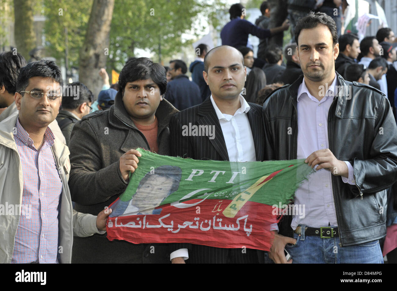 Whitehall, London, UK, 19. Mai 2013. Sympathisanten von Pakistans PTI politische Partei zeigen ihre Besorgnis über mutmaßliche manipulierten Wahlen vor kurzem und die Ermordung des Politikers, Zara Shahid Hussain, in Karatschi. Altaf Hussain, der Regierungspartei MQM ist indirekt von Imran Khan und seine Partei PTI des Mordes beschuldigt. Hussain, der ist eine britische Bewohner leben im Norden von London, hat die Aufmerksamkeit der Metropolitan Police aber vorhanden, keine formale Untersuchung ist im Gange. Stockfoto