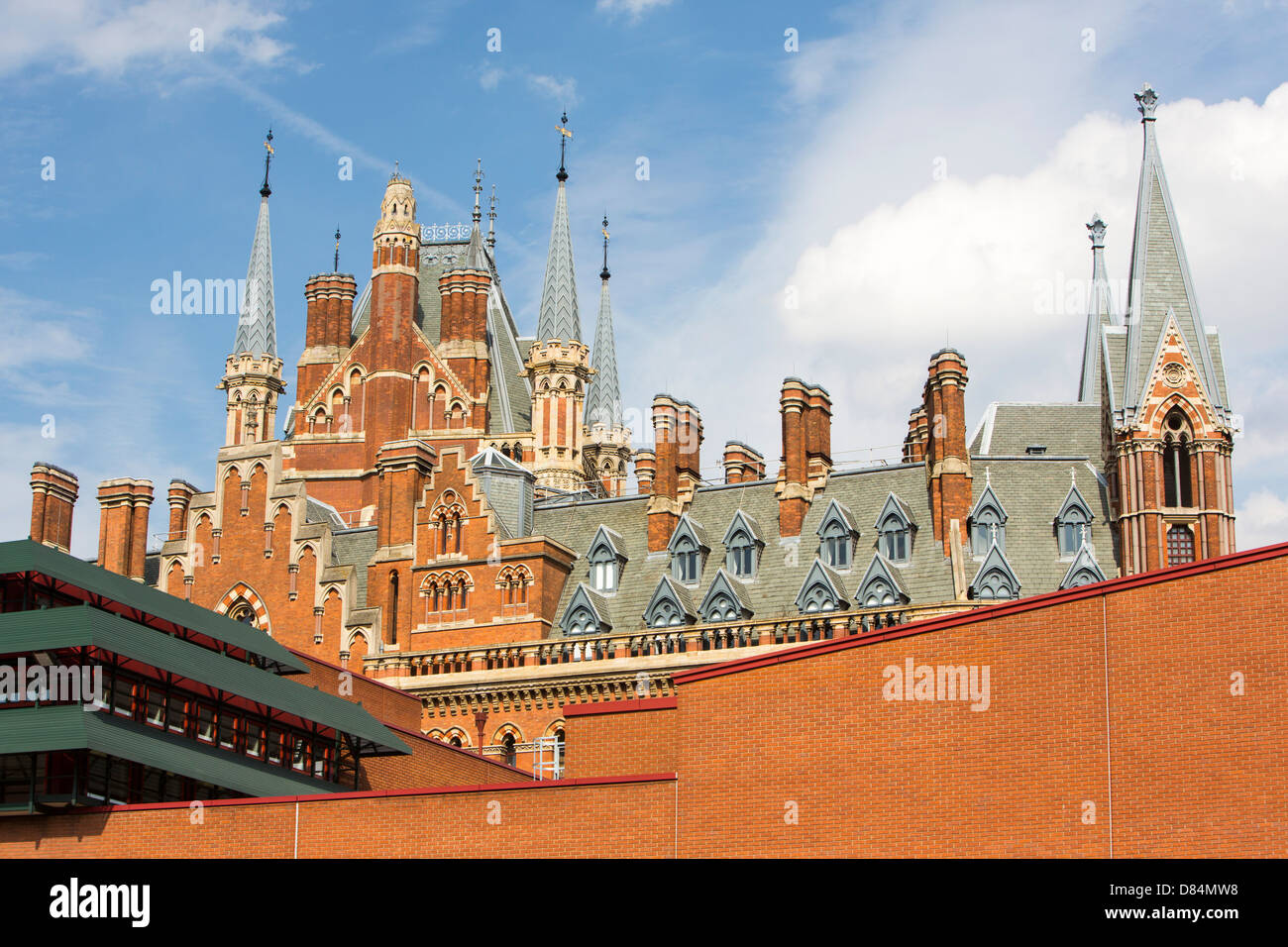 St Pancras Station und der British Library, London, UK. Stockfoto