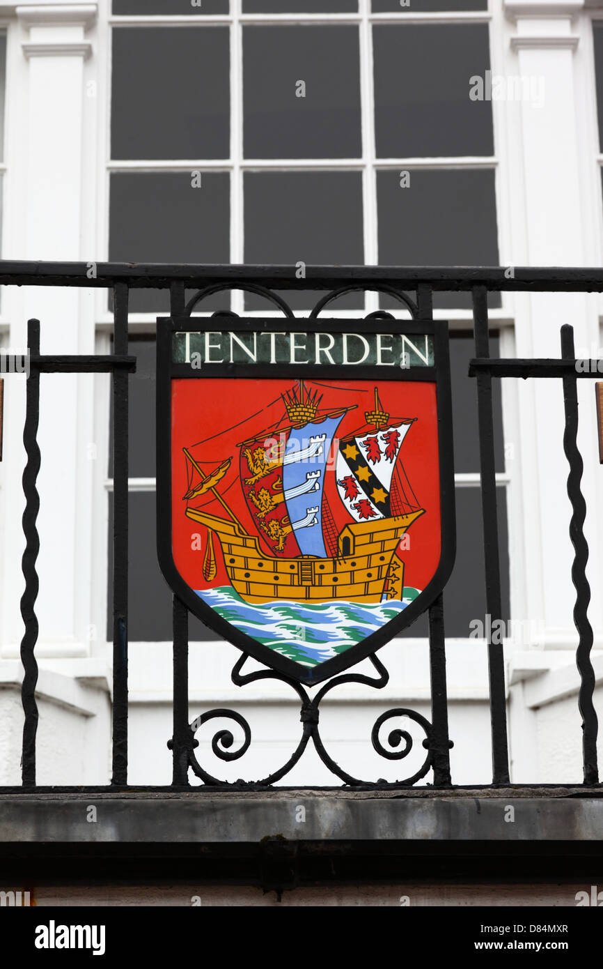 Stadt-Schild an der Fassade des Rathauses, Tenterden, Kent, England Stockfoto