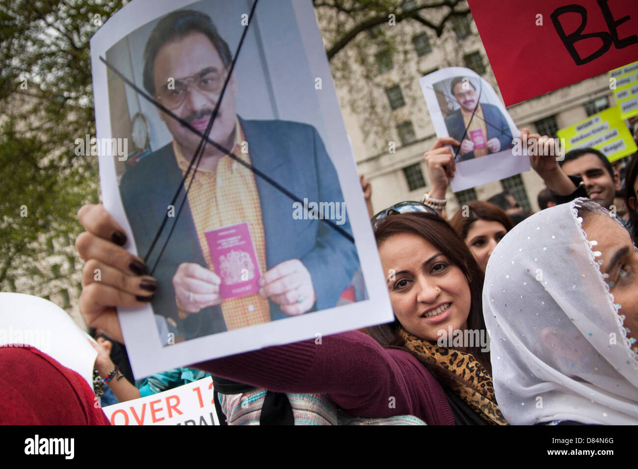 London, UK. 19. Mai 2013. Eine pakistanische Frau hält empor ein Plakat mit Altaf Hussain, der Vorsitzende der MQM-Partei in Pakistan. Wer es behauptet wird, ist verantwortlich für Gefahren für die Pakistaner in Karachi. Bildnachweis: Paul Davey/Alamy Live-Nachrichten Stockfoto