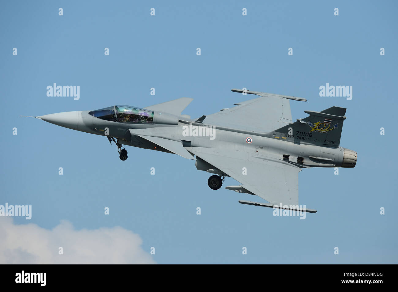 29. März 2013 - A Saab JAS 39 Gripen C von der Royal Thai Air Force im Flug über Flughafen Langkawi, Malaysia. Stockfoto