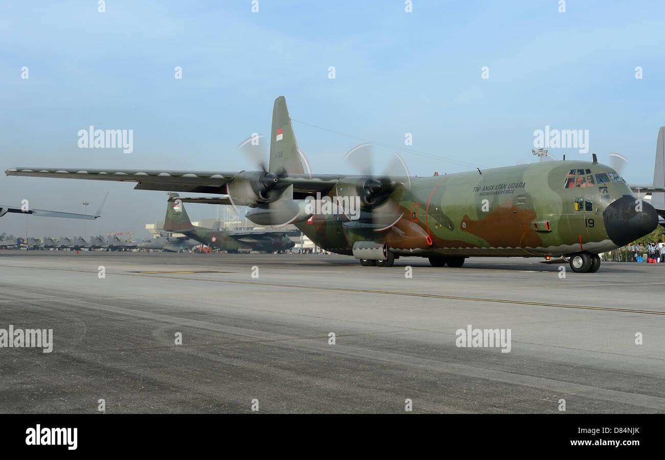 31. März 2013 - eine C-130J Super Hercules von der indonesischen Luftwaffe Rollen am Flughafen Langkawi, Malaysia. Stockfoto