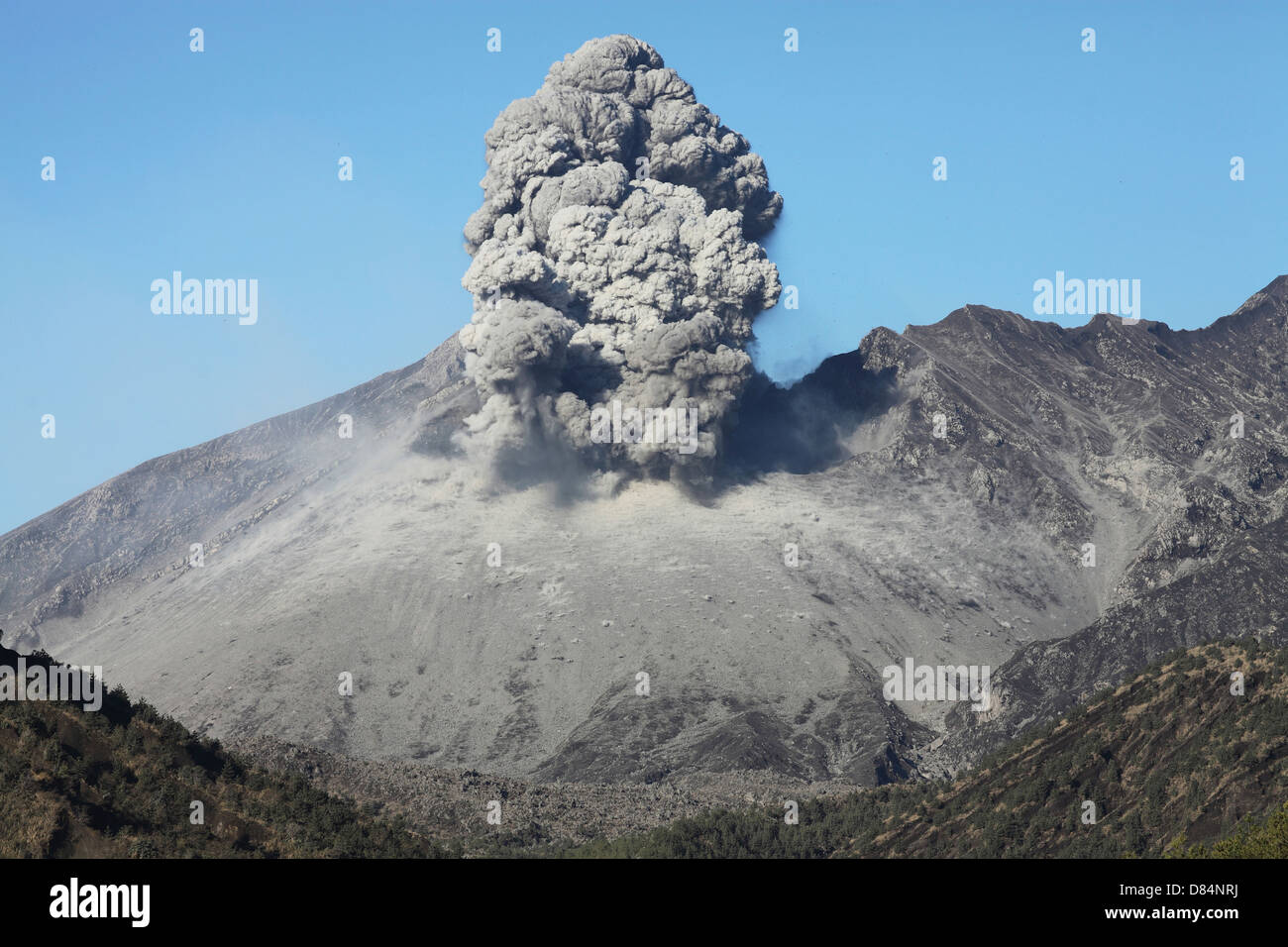 24. Februar 2013 - Ash cloud steigende, nach explosiven Ausbruch des Vulkan Sakurajima, Japan. Stockfoto
