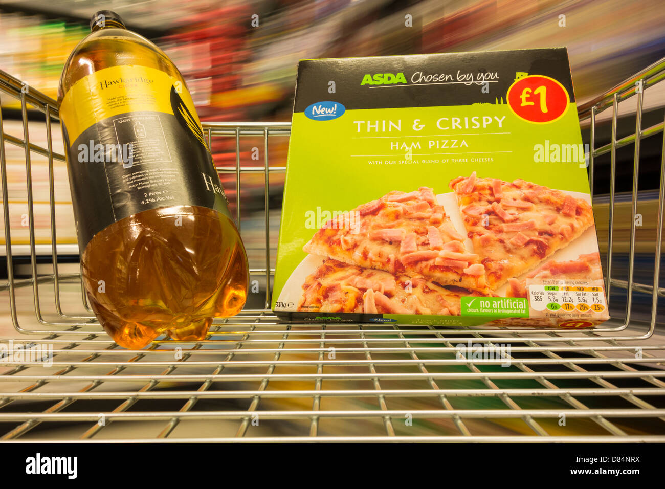 Asda eigene Pizza und eine Flasche Hawksridge Cider im Supermarkt-Trolley. Stockfoto