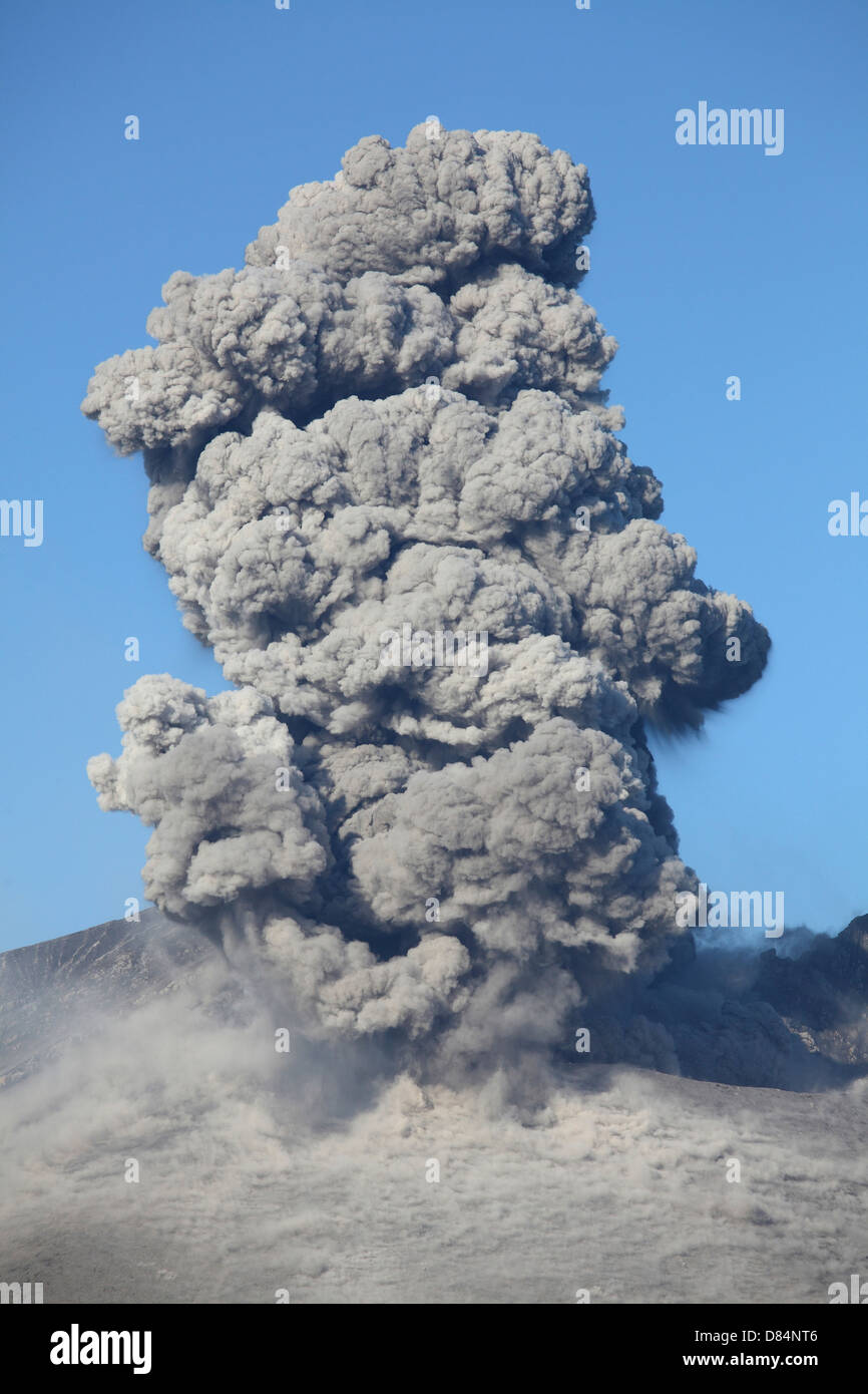 24. Februar 2013 - Vulkan Eruption von Sakurajima, Japan. Aschewolke steigt gegen blauen Himmel. Stockfoto