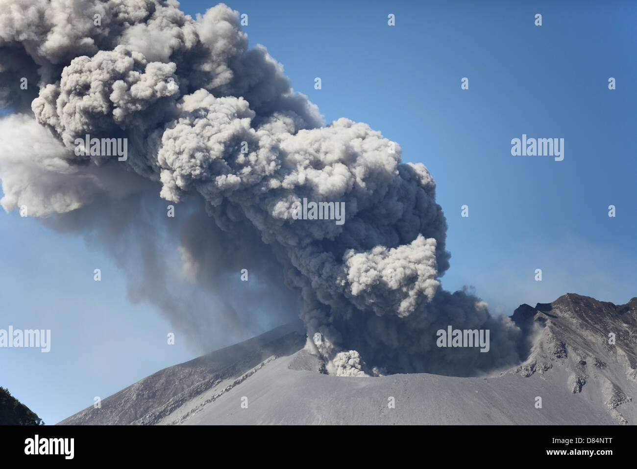 24. Februar 2013 - Ash cloud steigende folgenden Ausbruch des Vulkan Sakurajima, Japan Stockfoto