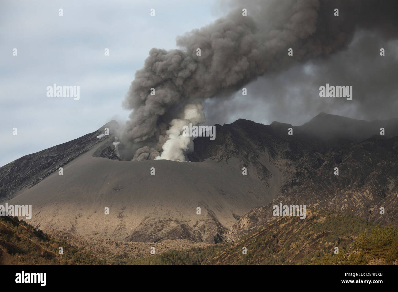25. Februar 2013 - Vulkan Sakurajima, Japan. Ausstoß von Asche aus einem Schlot während zweite Vent Dampf abgibt. Stockfoto