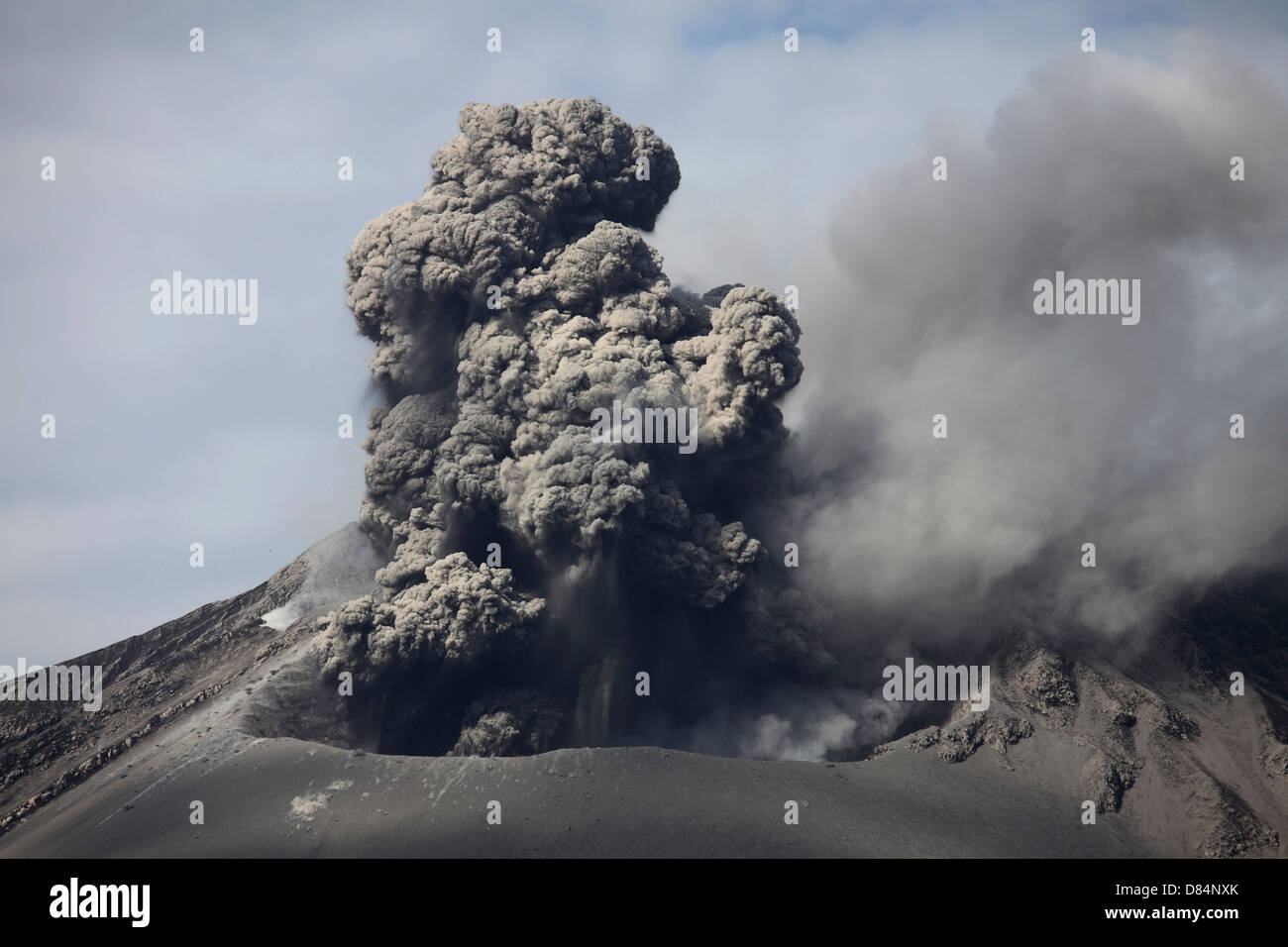 25. Februar 2013 - dunkle Asche Wolke steigende folgende explosiven Ausbruch des Vulkan Sakurajima, Japan Stockfoto