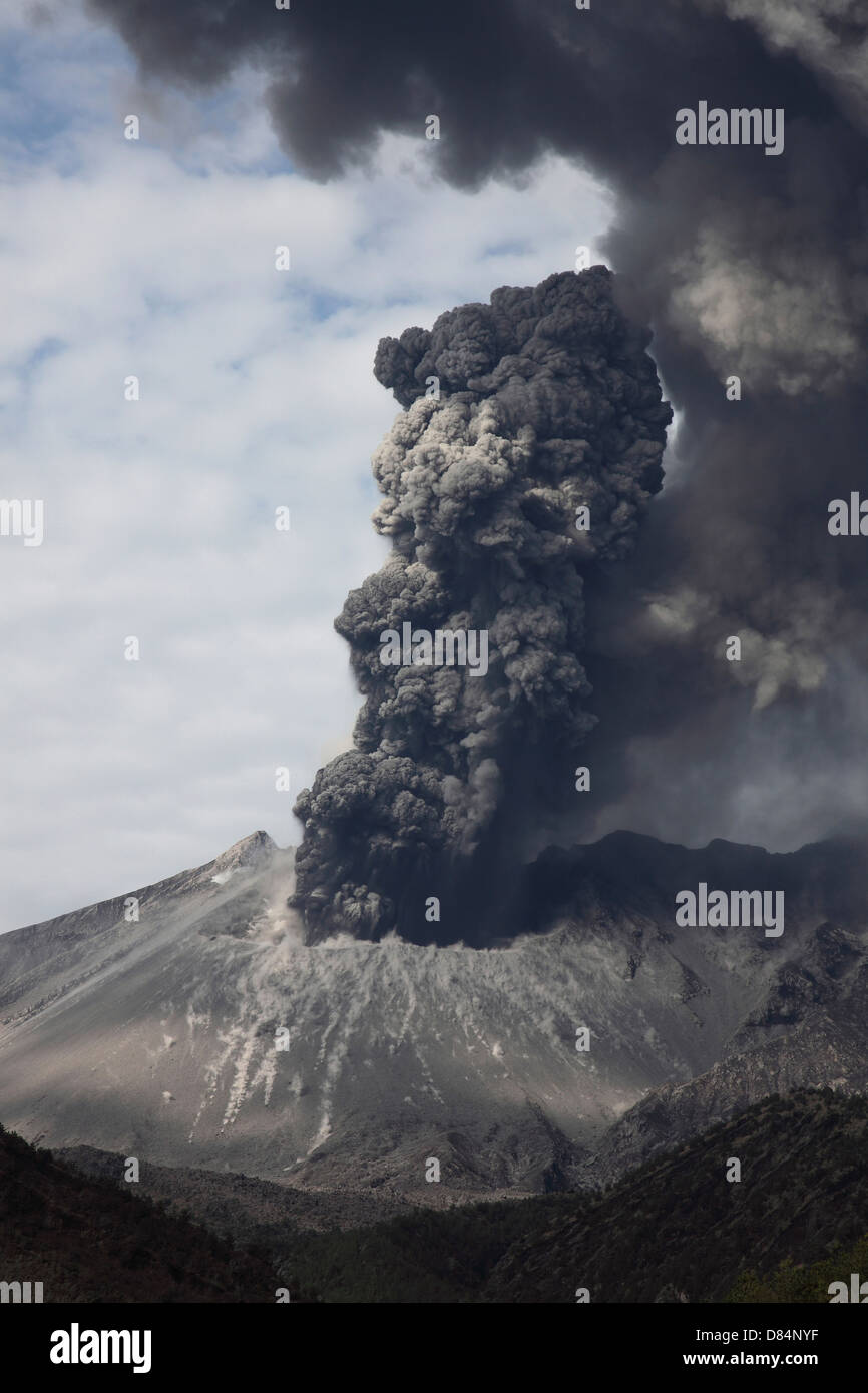 Explosiver Ausbruch des Vulkan Sakurajima, Japan. Stockfoto