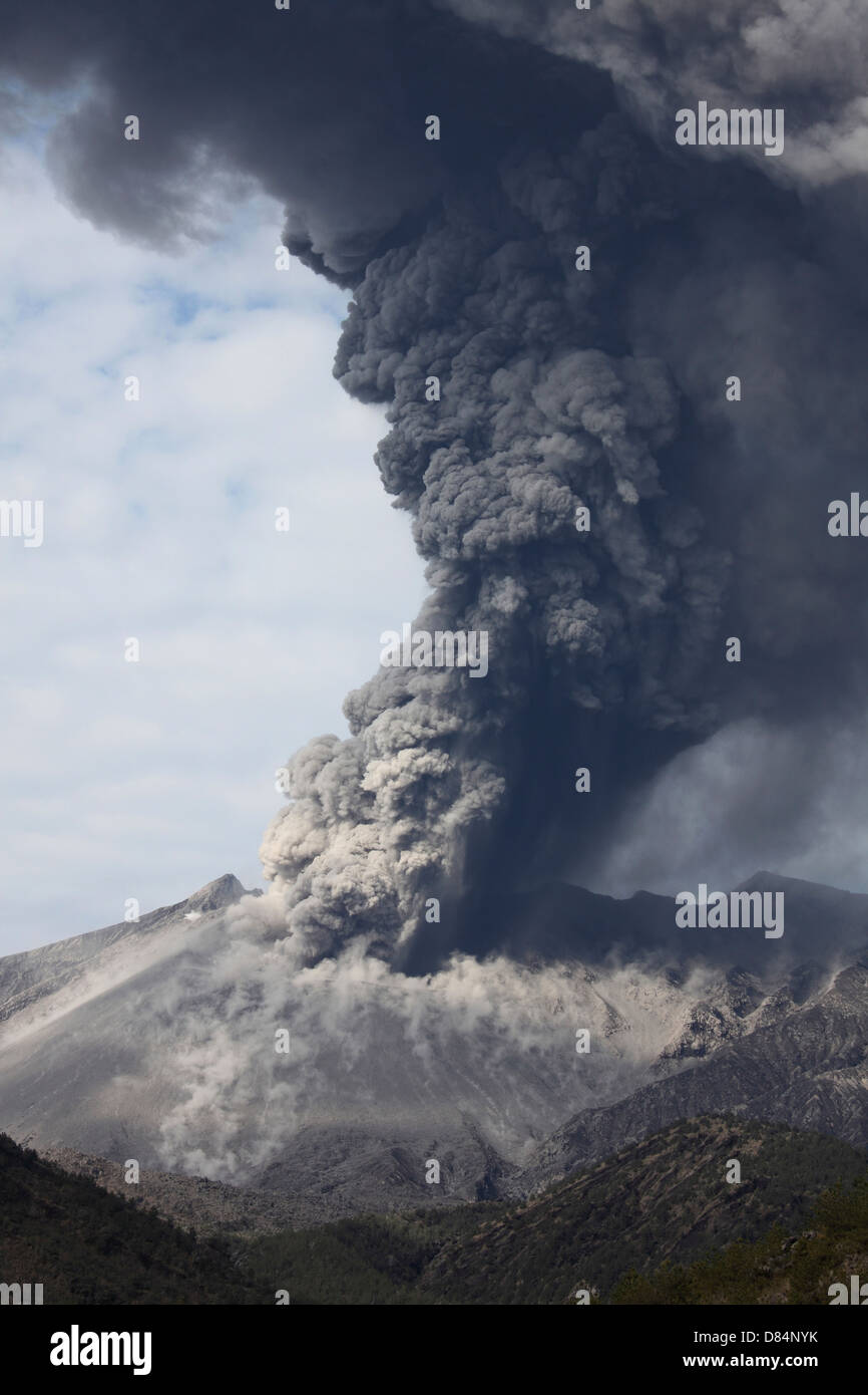 Explosiven vulkanianische Eruption des Vulkans Sakurajima, Japan. Stockfoto