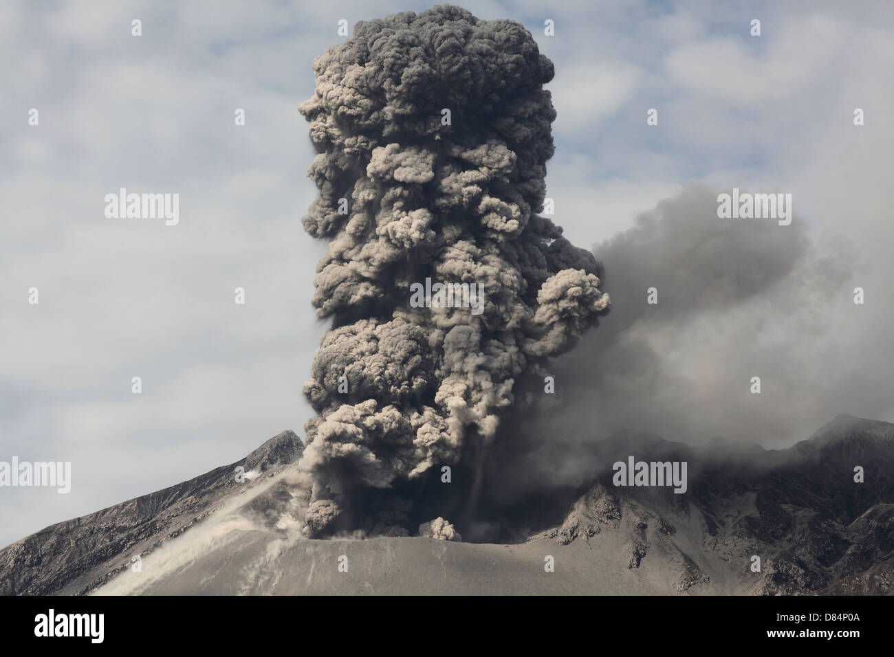 25. Februar 2013 - Explosive Eruption des Vulkans Sakurajima, Japan. Aschesäule stieg von Showa Krater. Stockfoto