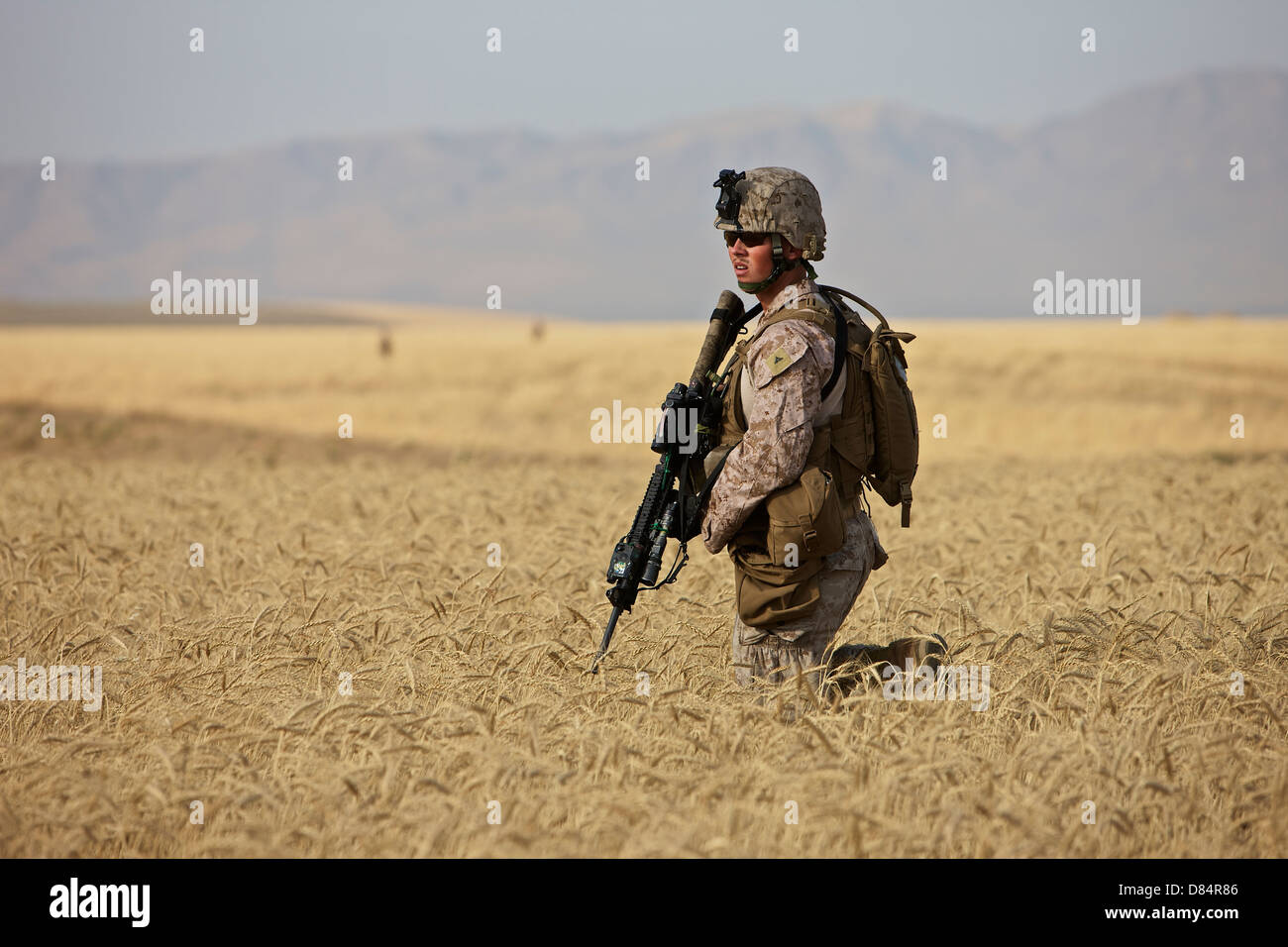 US-Marine patrouilliert ein Wadi in der Nähe von Kundus, Afghanistan für eine Palette Übung löschen. Stockfoto