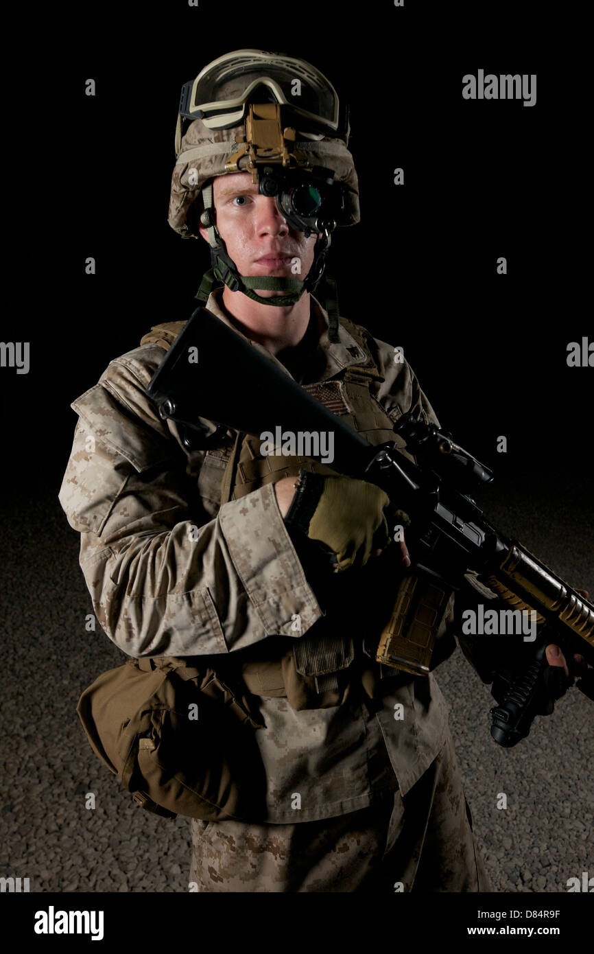 Porträt von einem US-Marine tragen Nachtsichtgerät. Stockfoto