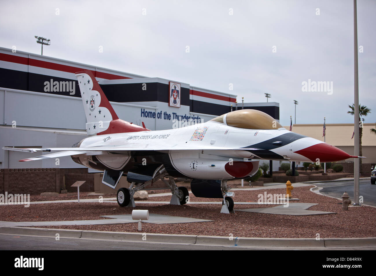 Eine f-16 Thunderbird auf dem Display vor der Thunderbirds Museum am Nellis Air Force Base, Nevada. Stockfoto