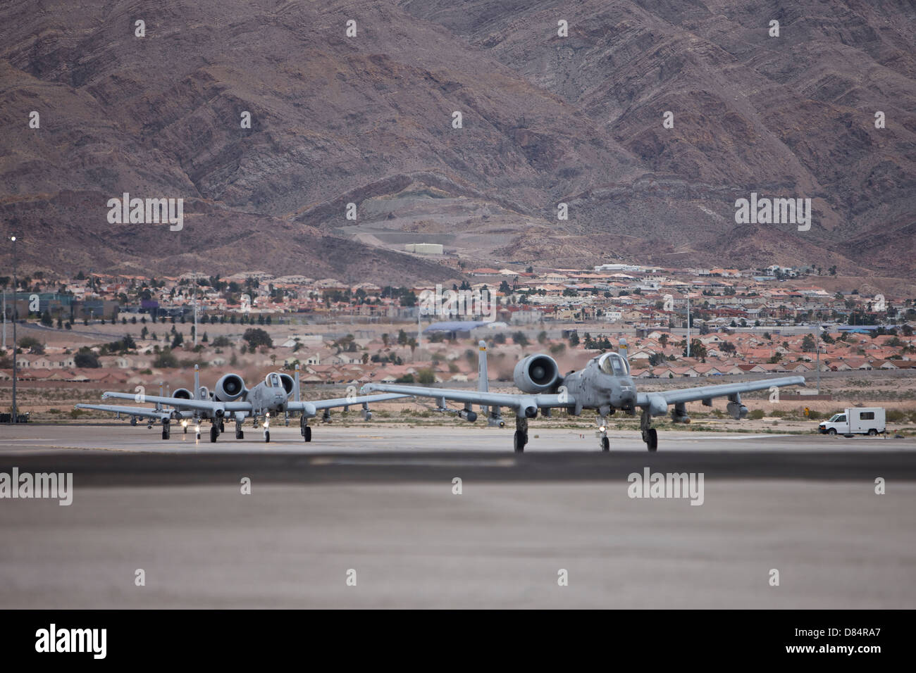 A-10 Blitze Taxi nach der Start-und Landebahn am Nellis Air Force Base, Nevada, während der 2013 Red Flag Übung. Stockfoto