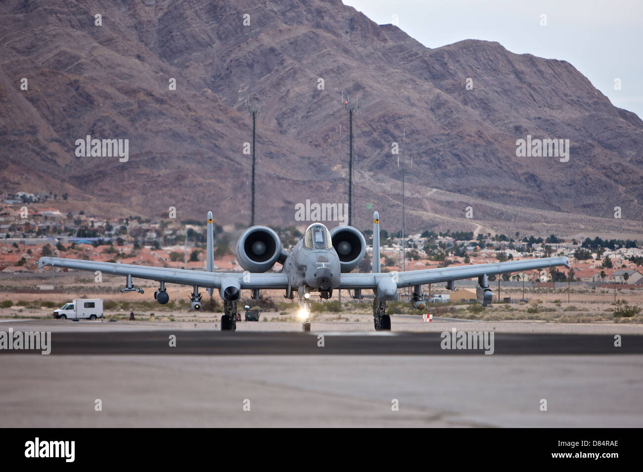 Eine a-10 Thunderbolt taxis auf der Landebahn auf der Nellis Air Force Base, Nevada, während der 2013 Red Flag Übung. Stockfoto