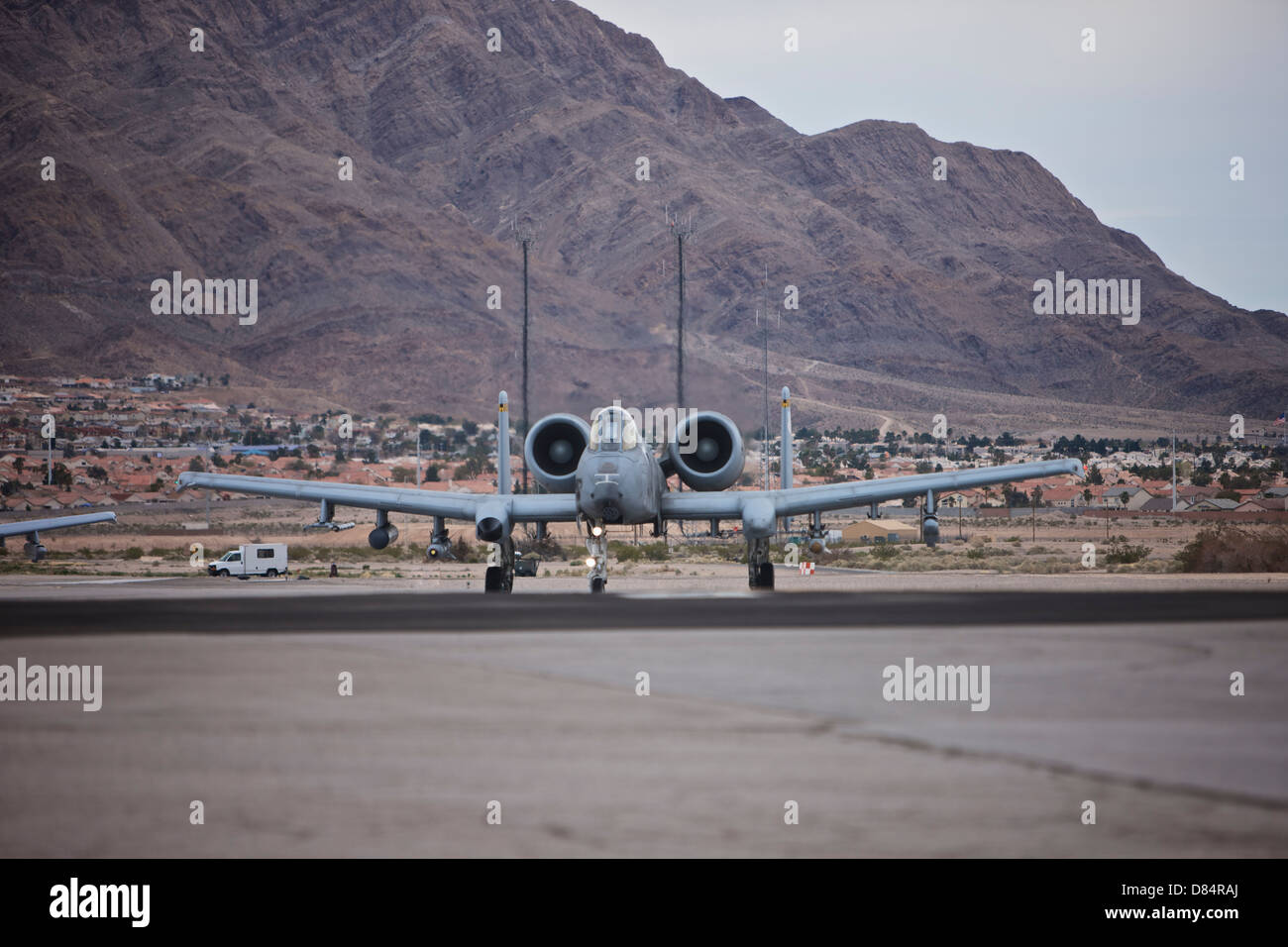 Eine a-10 Thunderbolt taxis auf der Landebahn auf der Nellis Air Force Base, Nevada, während der 2013 Red Flag Übung. Stockfoto