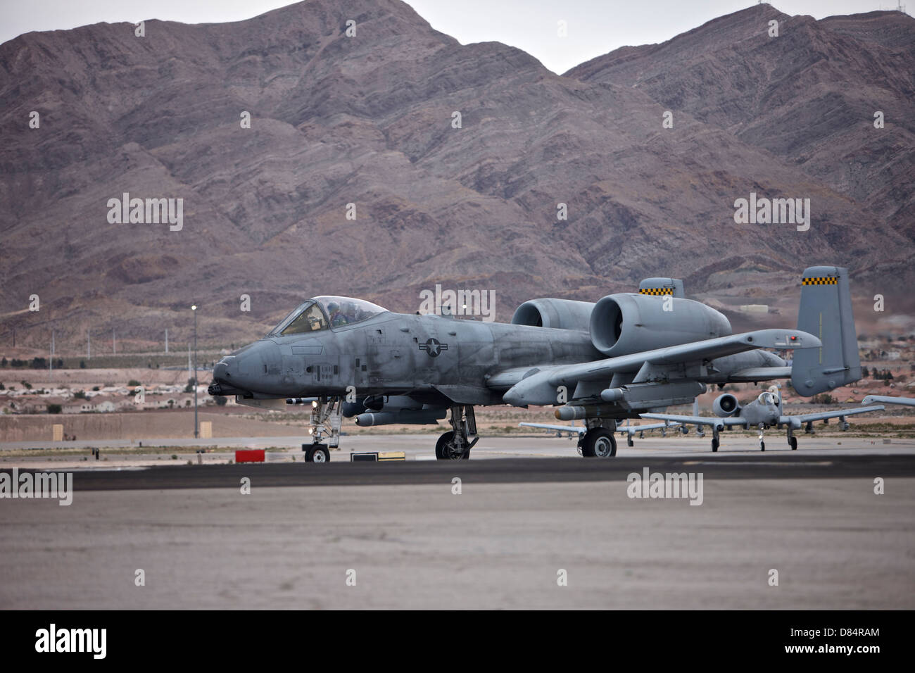 A-10 Blitze Taxi nach der Start-und Landebahn am Nellis Air Force Base, Nevada, während der 2013 Red Flag Übung. Stockfoto