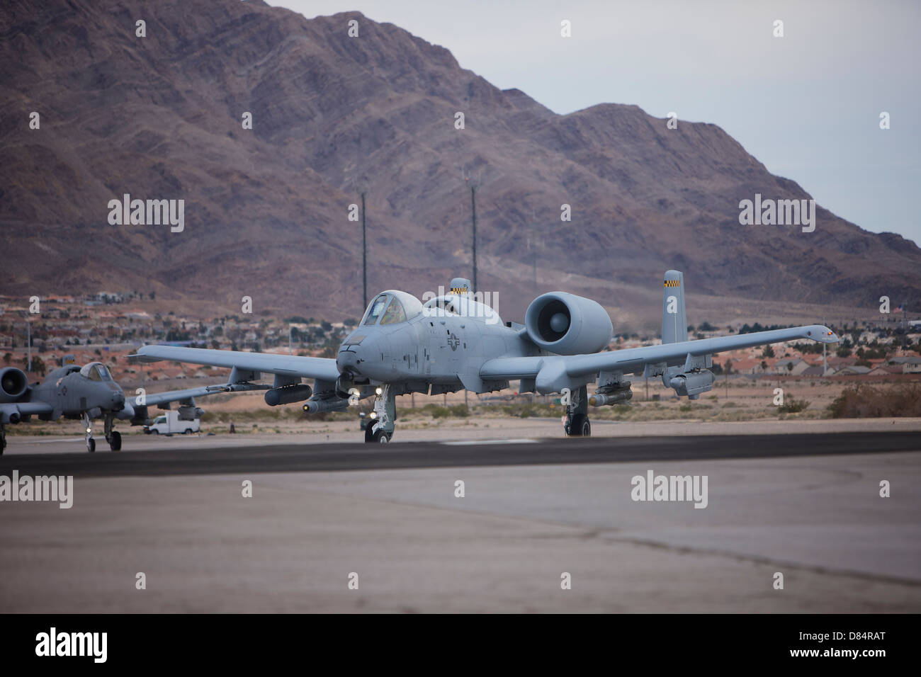 A-10 Blitze Taxi nach der Start-und Landebahn am Nellis Air Force Base, Nevada, während der 2013 Red Flag Übung. Stockfoto