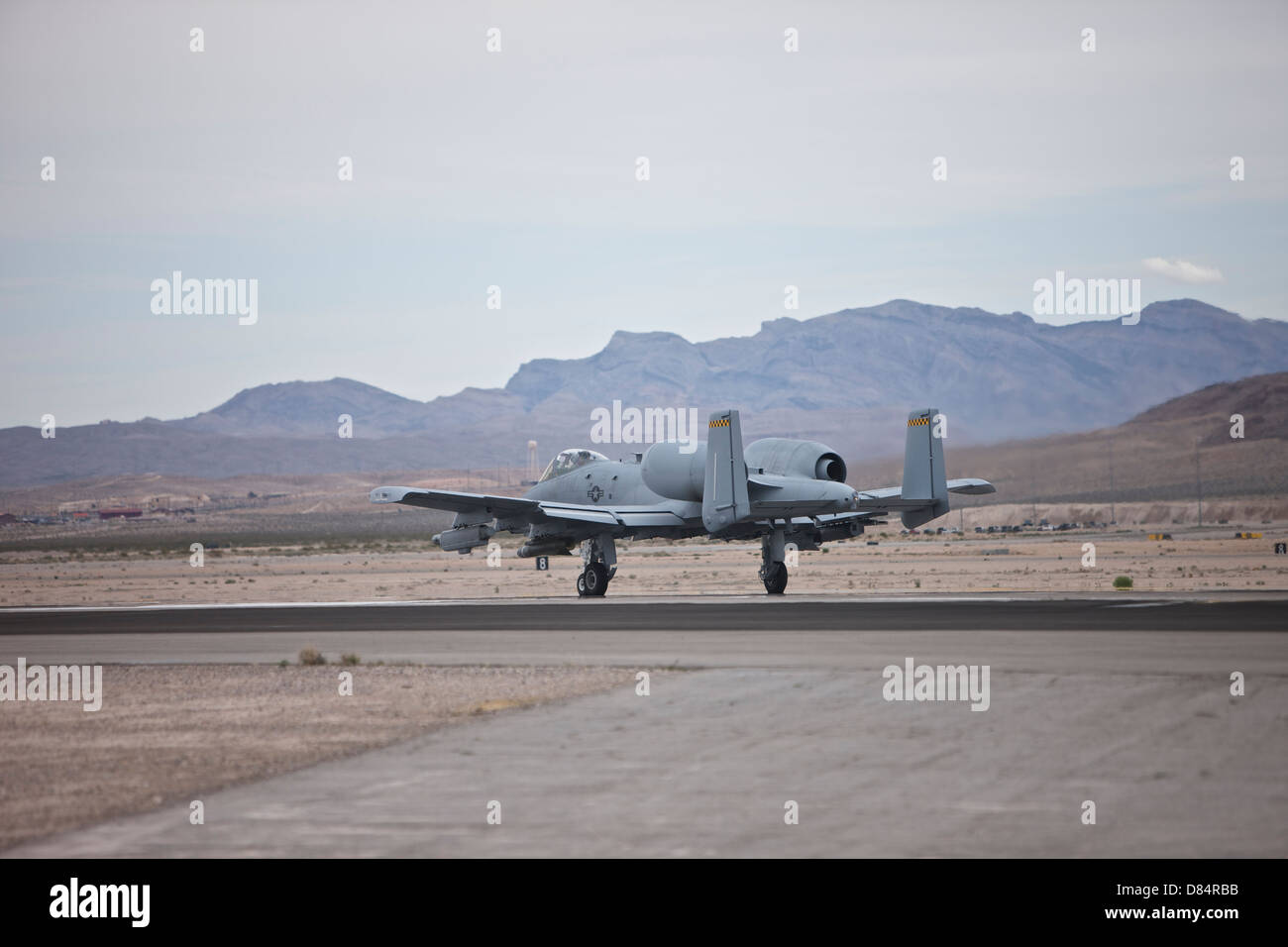 Eine a-10 Thunderbolt taxis auf der Landebahn auf der Nellis Air Force Base, Nevada, während der 2013 Red Flag Übung. Stockfoto