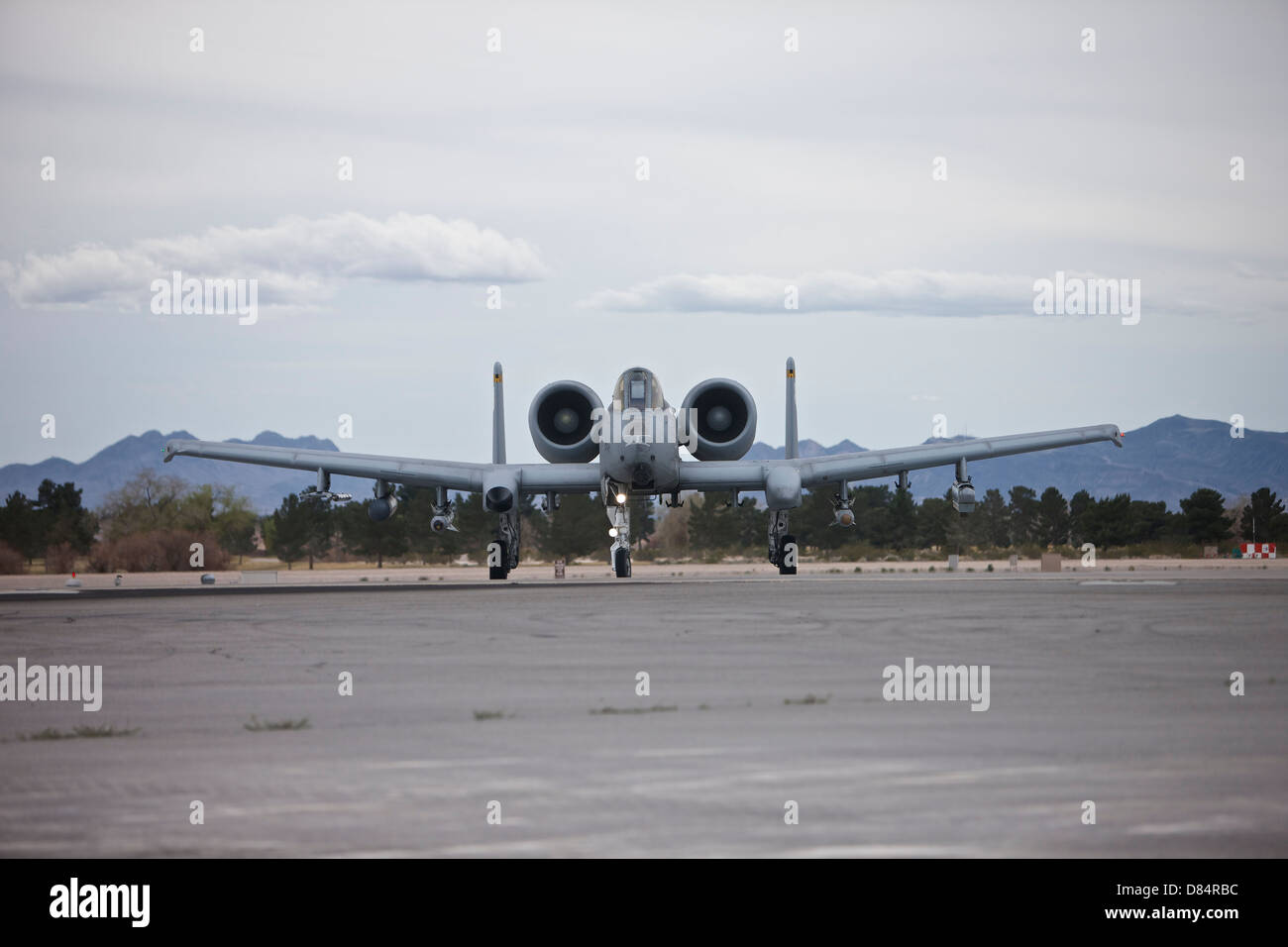 Eine a-10 Thunderbolt taxis auf der Landebahn auf der Nellis Air Force Base, Nevada, während der 2013 Red Flag Übung. Stockfoto