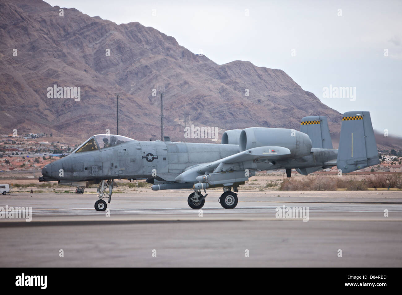 Eine a-10 Thunderbolt taxis auf der Landebahn auf der Nellis Air Force Base, Nevada, während der 2013 Red Flag Übung. Stockfoto
