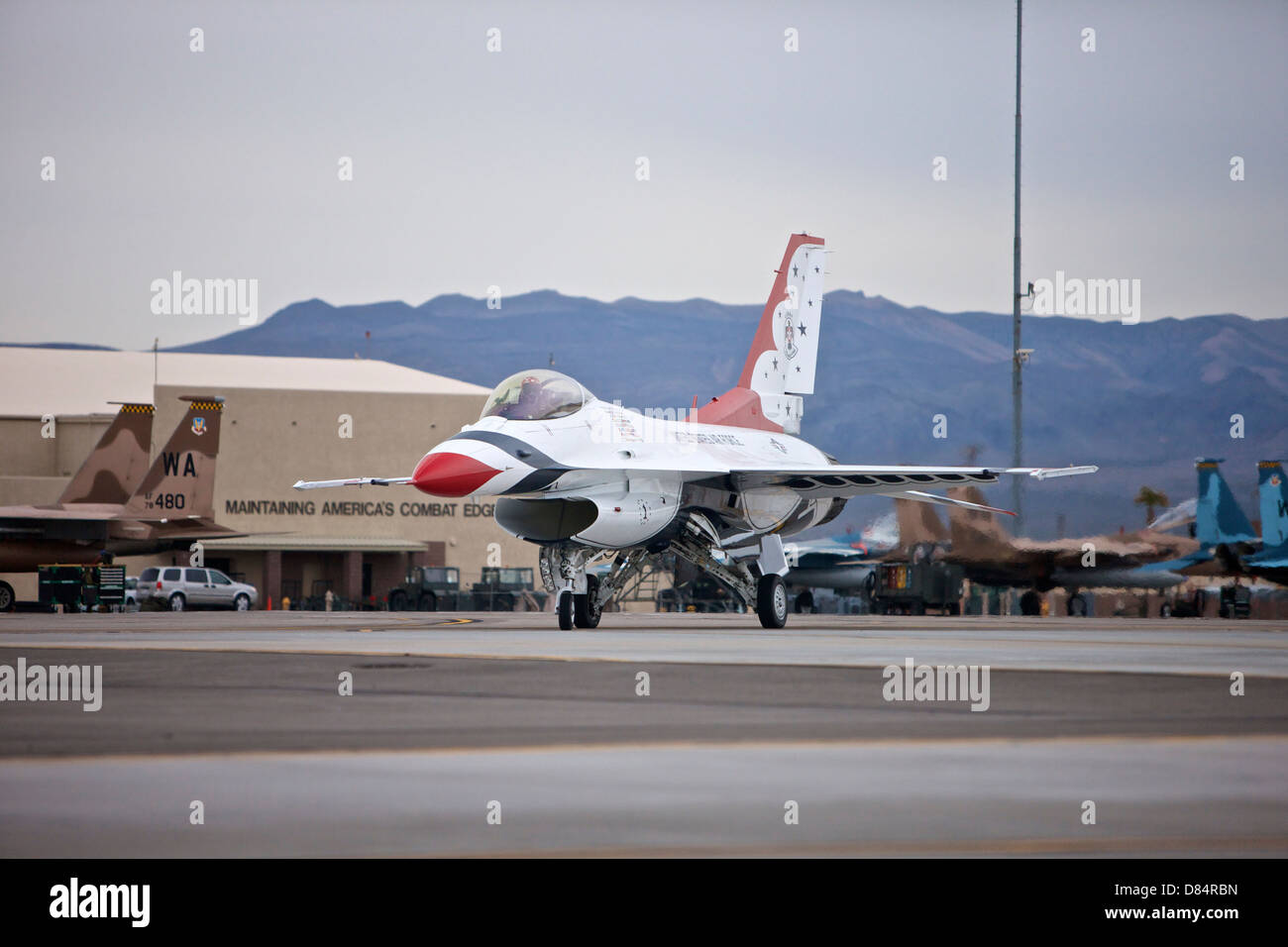 Eine F - 16C-Thunderbird taxis zur Startbahn auf Nellis Air Force Base, Nevada Stockfoto