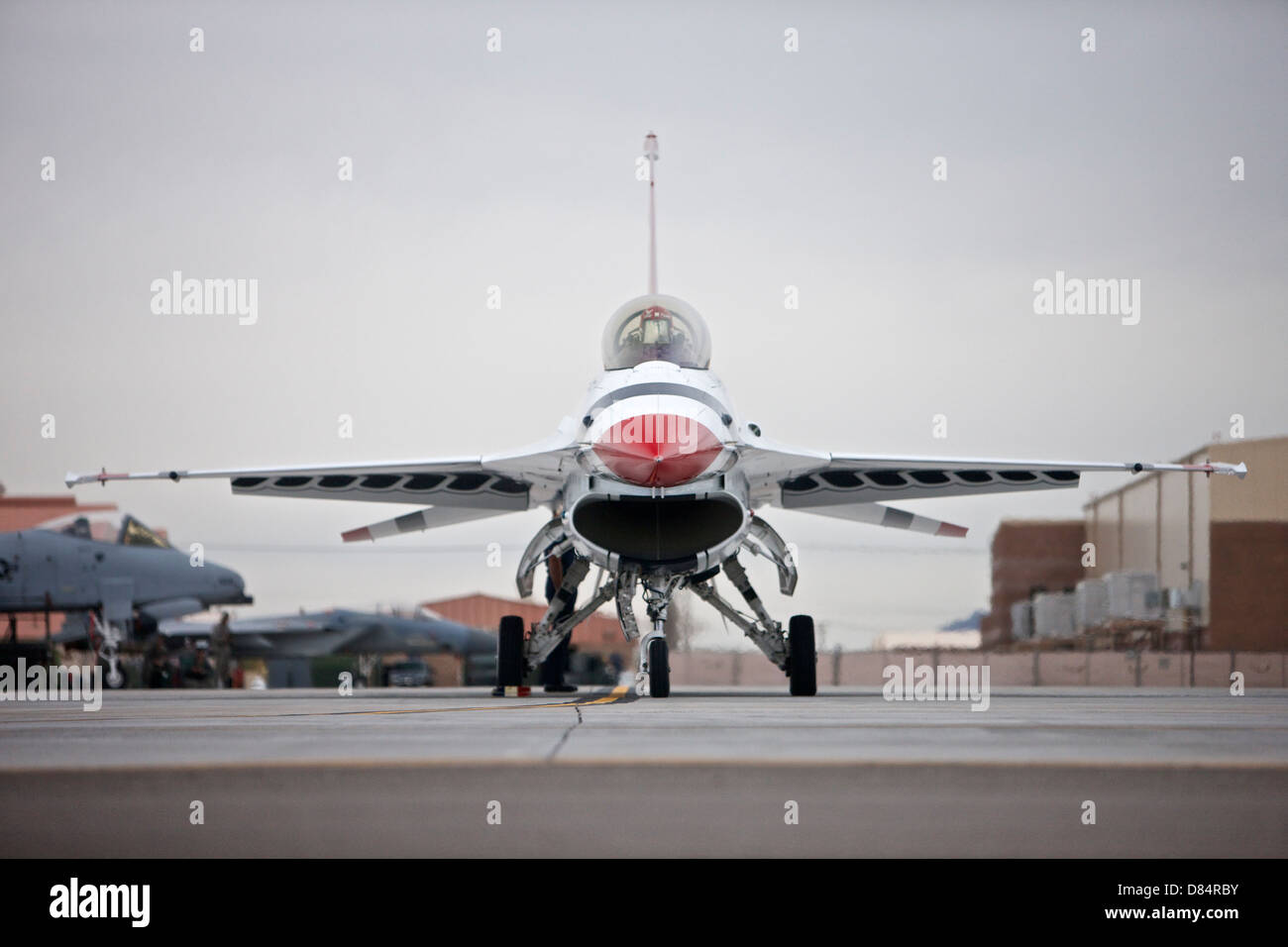 Eine F - 16C-Thunderbird sitzt auf der Rampe auf Nellis Air Force Base, Nevada. Stockfoto