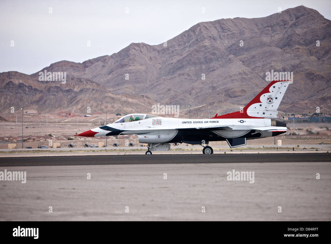 Eine F - 16C-Thunderbird sitzt auf der Landebahn auf Nellis Air Force Base, Nevada. Stockfoto
