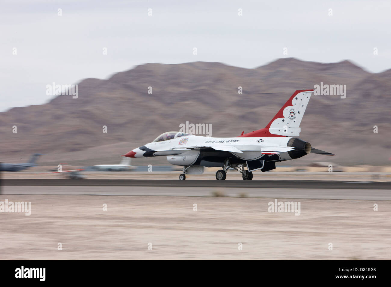 Eine F - 16C-Thunderbird startet von Nellis Air Force Base, Nevada. Stockfoto