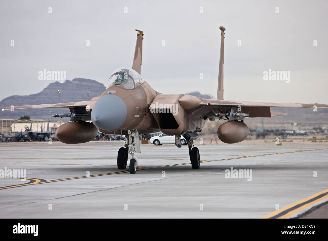 Eine McDonnell Douglas F - 15C Eagle der 57. Gegner Taktik-Gruppe, Taxis, die Start-und Landebahn auf Nellis Air Force Base, Nevada. Stockfoto