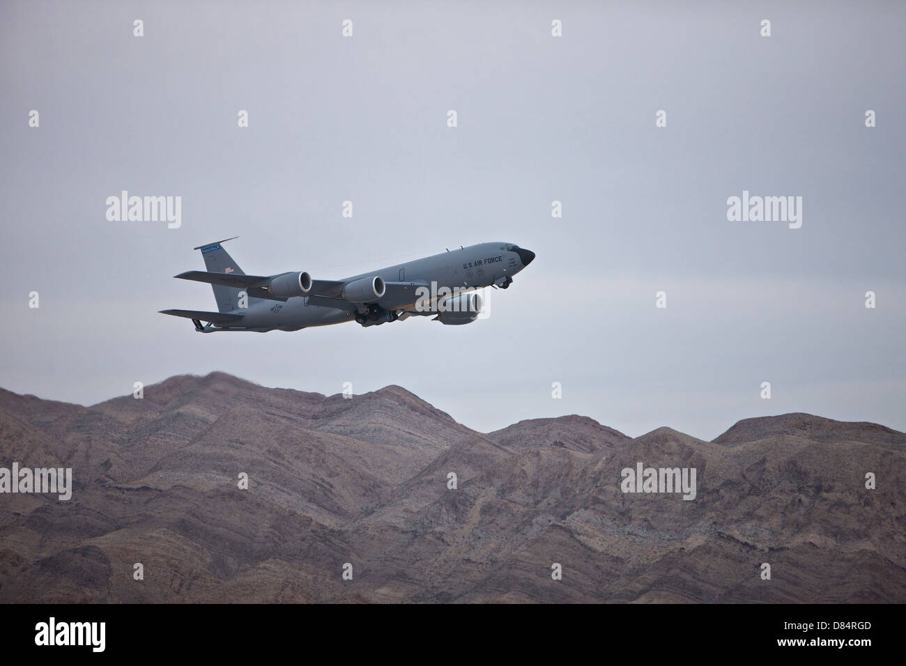 Eine US Luftwaffe KC-135 Stratotanker zieht von Nellis Air Force Base, Nevada, zur Unterstützung der roten Fahne 2013 Übung. Stockfoto