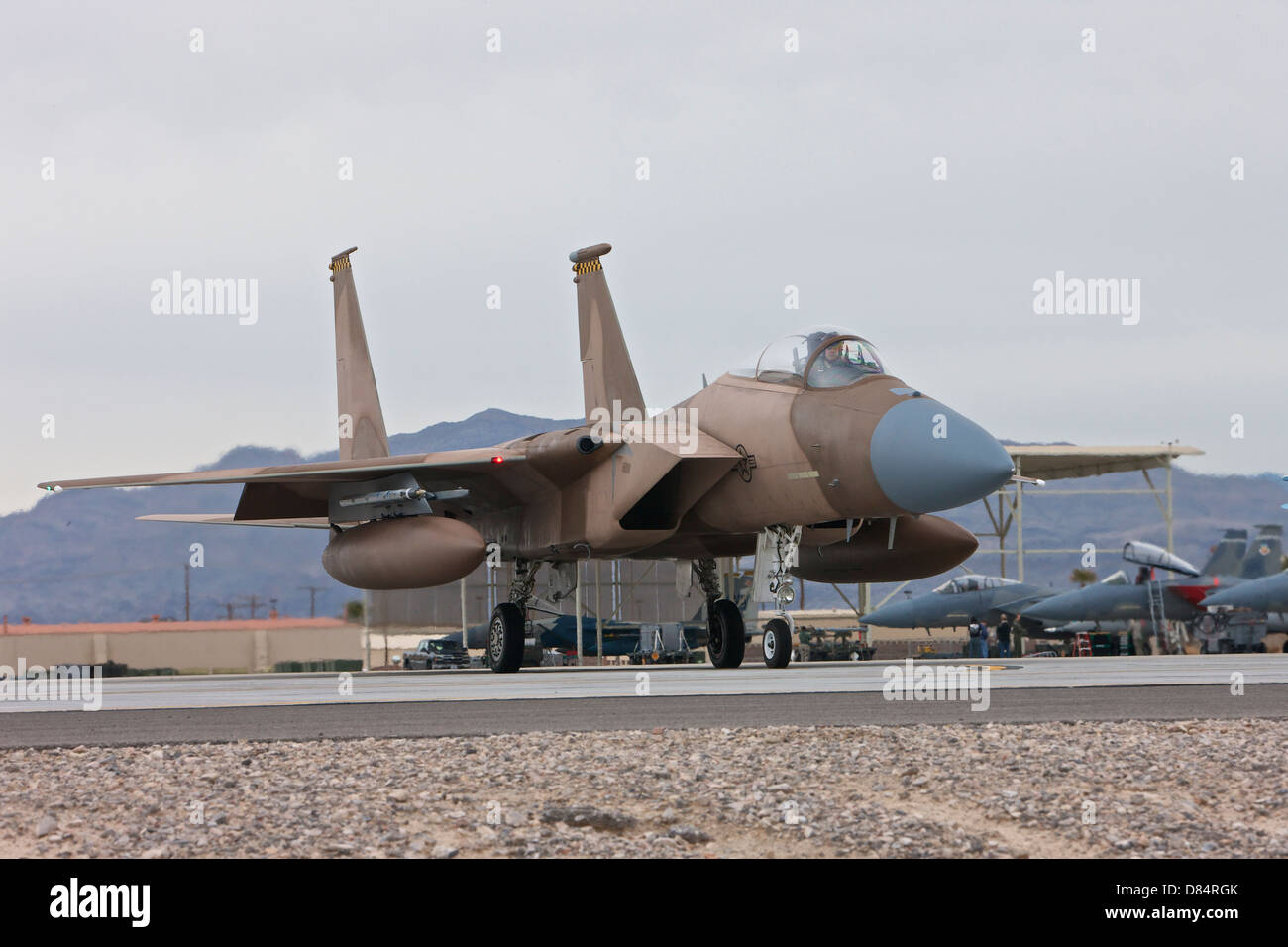 Eine McDonnell Douglas F - 15C Eagle der 57. Gegner Taktik-Gruppe, Taxis, die Start-und Landebahn auf Nellis Air Force Base, Nevada. Stockfoto
