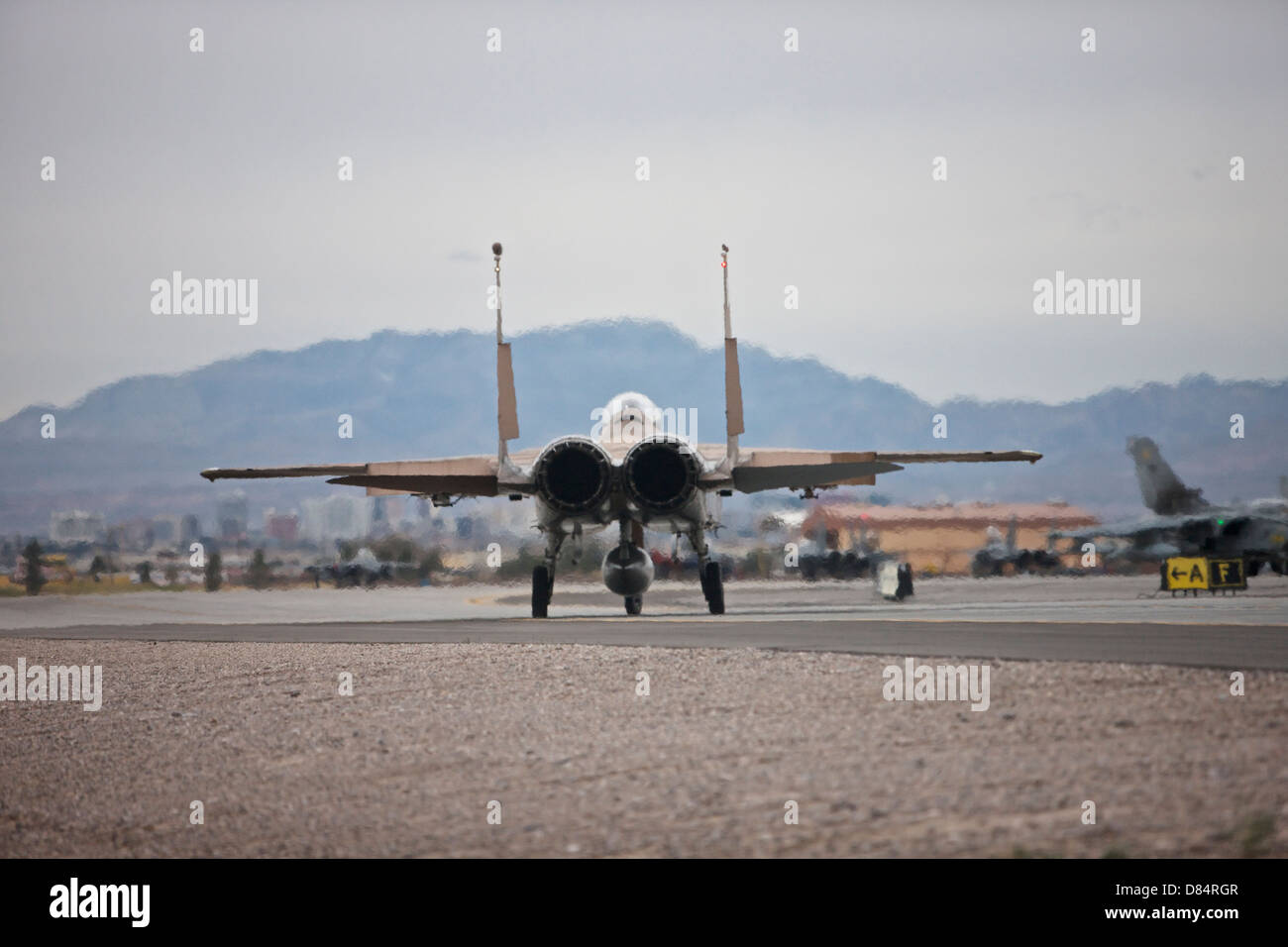 Eine McDonnell Douglas F - 15C Eagle der 57. Gegner Taktik-Gruppe, Taxis, die Start-und Landebahn auf Nellis Air Force Base, Nevada. Stockfoto