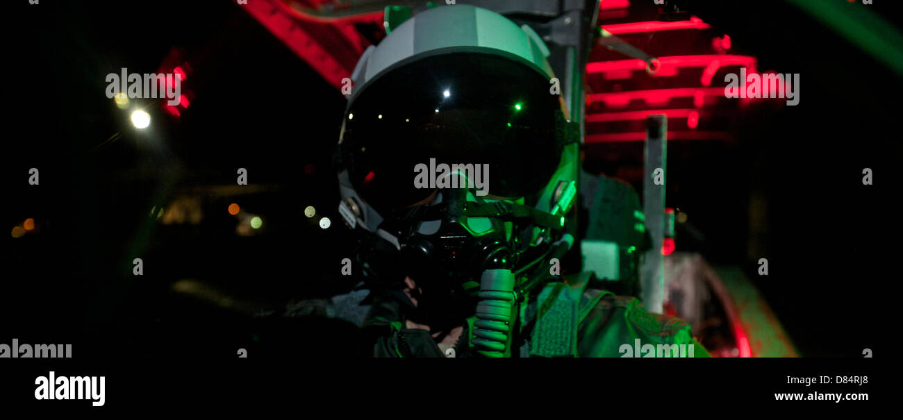 US Air Force Pilot sitzt im Cockpit eines Flugzeugs McDonnell Douglas F - 15C. Stockfoto
