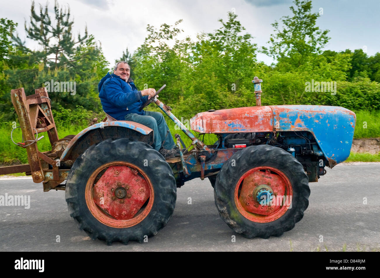 Französischen Bauern fahren alten 1959 Tschechische "Robuste U28" Traktor - Sud-Touraine, Frankreich. Stockfoto