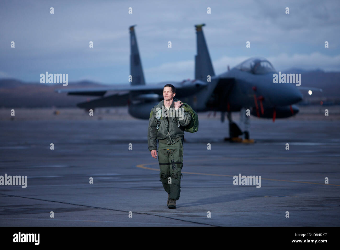 US Air Force Pilot zu Fuß entfernt, eine McDonnell Douglas F - 15 C-Flugzeuge. Stockfoto