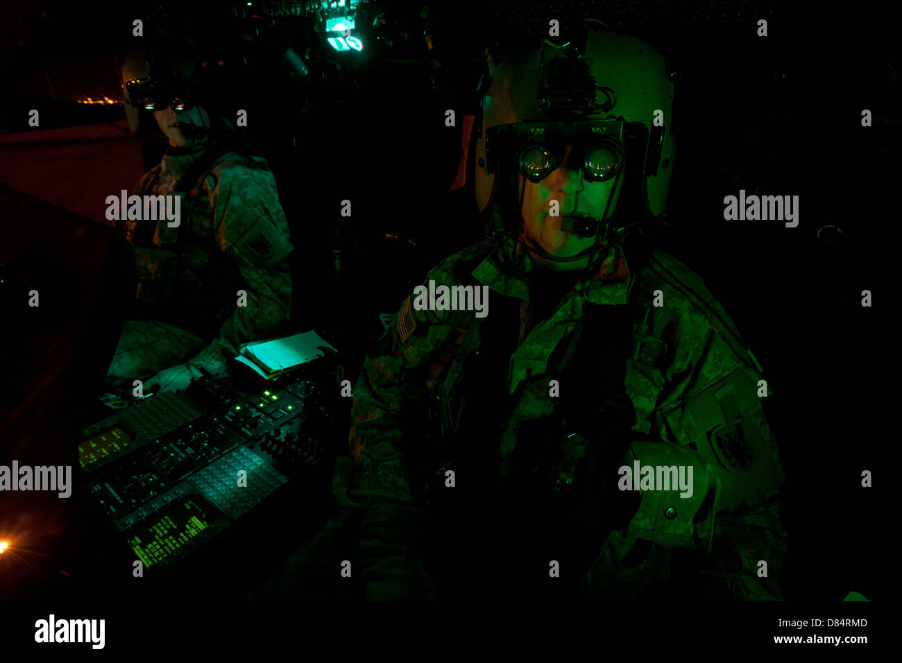 Piloten mit Night Vision im Cockpit ein UH-60 Black Hawk Goggles ausgestattet. Stockfoto