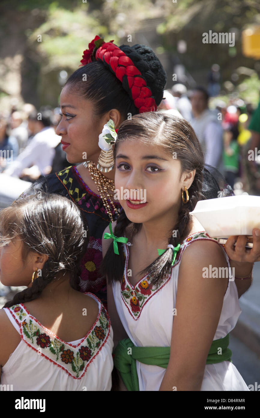 Mexikaner in New York City feiern Cinco De Mayo (5. Mai) mit einer Parade und Feier am Central Park West Stockfoto
