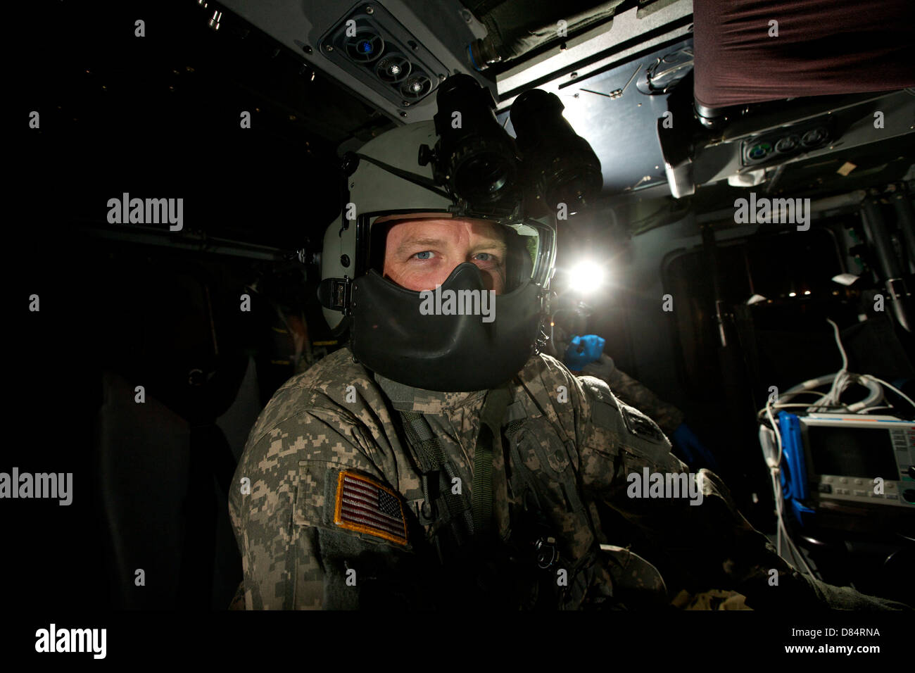 Crew Chief in einem UH-60 Black Hawk Hubschrauber. Stockfoto