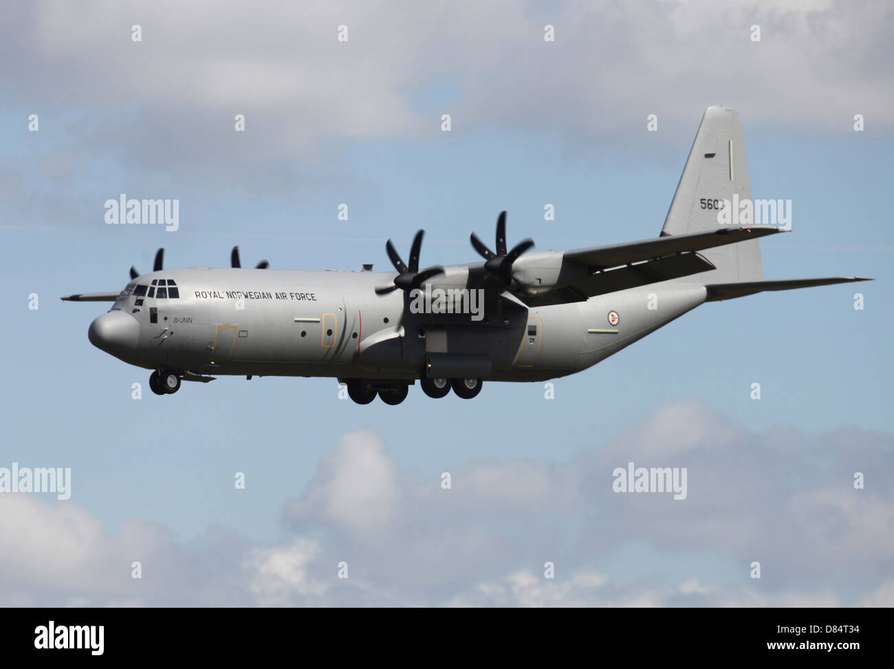 Eine königliche norwegische Luftwaffe C-130J Hercules landet auf dem Ramstein Air Base, Deutschland, während des Krieges in Libyen. Stockfoto