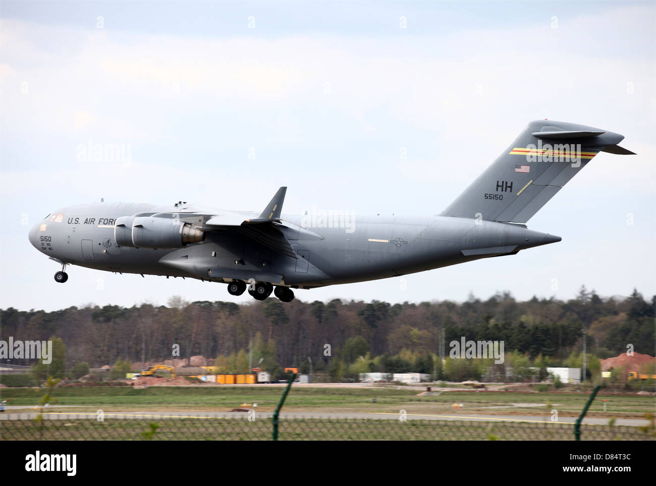 Eine US Luftwaffe C-17A Globemaster bereitet sich bereits auf der Ramstein Air Base, Deutschland landen. Stockfoto