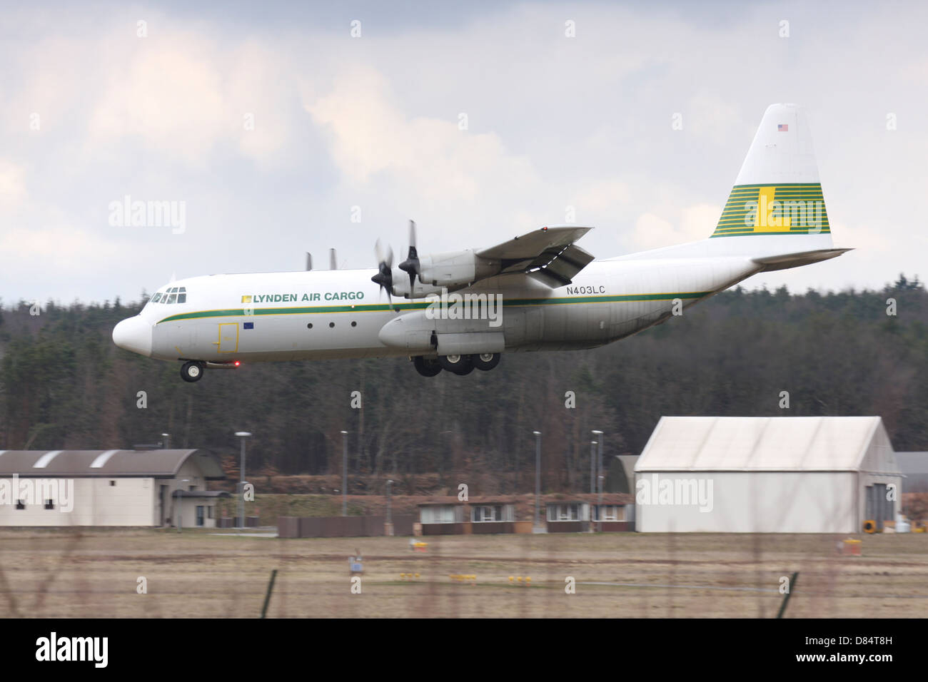 L-100 Hercules von Lynden Air Cargo landet auf dem Ramstein Air Base, Deutschland, im Dienst für die United States Air Force. Stockfoto